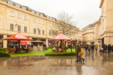 Şehir merkezi Bath, İngiltere Yağmurlu bir günde
