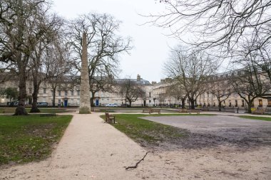 Tarihi kasaba Bath 'ın göbeğindeki Parade Gardens Halk Parkı manzarası.