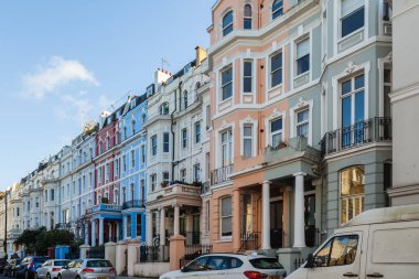 Londra 'daki Notting Hill' de renkli binalar, cepheler ve pencereler.