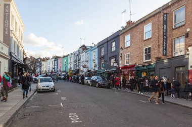 Portobello marketi, Portobello sokağı İngiltere tepesi, turist ziyarete geliyor ve alışveriş yapıyor..