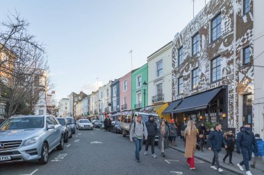 Londra 'daki Notting Hill' de renkli binalar, cephe ve pencereler.