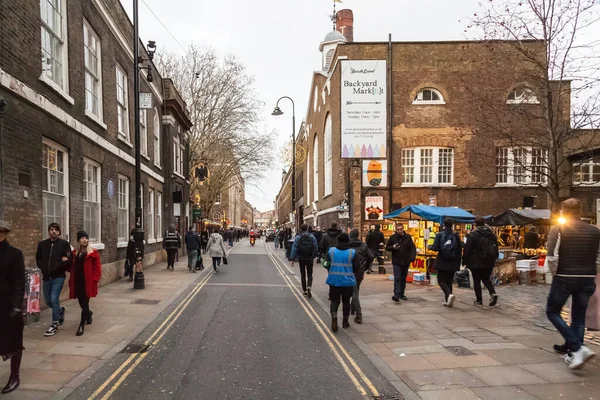 Pessoas Indefinidas Andando Rua Comercial Brick Lane Coração Comunidade Bangladesh — Fotografia de Stock