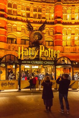 Londra 'daki Saray Tiyatrosu' nun önünde Harry Potter ve Lanetli Çocuk oyunu için büyük bir reklam var.