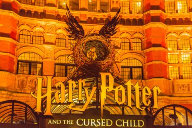 Londra 'daki Saray Tiyatrosu' nun önünde Harry Potter ve Lanetli Çocuk oyunu için büyük bir reklam var.