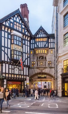 Oxford Circus, Londra 'daki Liberty Mağazası' nın önündeki insanlar ve arabalar. 1875 'te açıldı, lüks ürünleri ve klasik Özgürlük tasarımları ile ünlüdür.