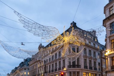 Regent Caddesi 'ndeki Noel ışıkları, Londra, İngiltere. Noel ışıkları festival sezonunda binlerce müşteriyi cezbediyor ve Londra 'da önemli bir turistik ilgi merkezi.