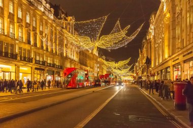 Regent Caddesi 'ndeki Noel ışıkları, Londra, İngiltere. Noel ışıkları festival sezonunda binlerce müşteriyi cezbediyor ve Londra 'da önemli bir turistik ilgi merkezi.