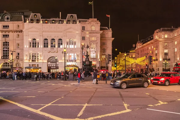 Piccadilly Circus Night People Walk Take Pictures One Symbols London — Stock Photo, Image