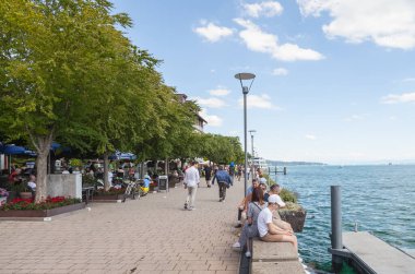 Almanya 'nın Uberlingen kentindeki Constance Gölü' nde gezinti güvertesi