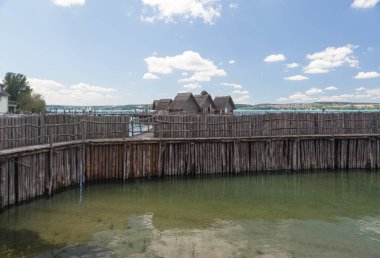 Pfahlbauten, Unteruhldingen, Yeniden Yapılandırılmış Neolitik Göl Yerel olarak Bodensee olarak bilinen göl Constance kıyısında ikamet ediyor.