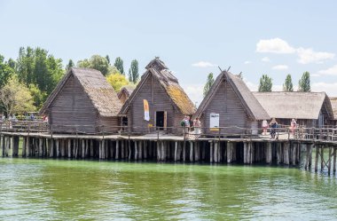Pfahlbauten, Unteruhldingen, Yeniden Yapılandırılmış Neolitik Göl Yerel olarak Bodensee olarak bilinen göl Constance kıyısında ikamet ediyor.