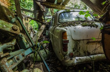 Çöktü evde yosun ile araba