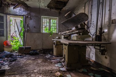 banliyö üzerinde bir çürümüş evde Ütü İstasyonu