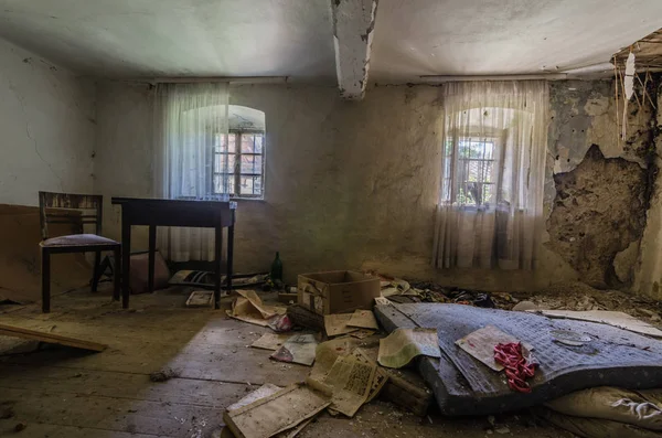 Quarto Com Cortinas Uma Fazenda Abandonada — Fotografia de Stock