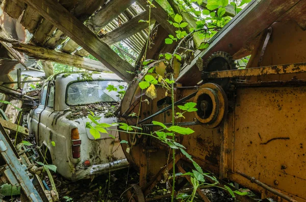 国の古い農場上の車とマシン — ストック写真