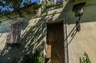 Fener eski bina kapıda