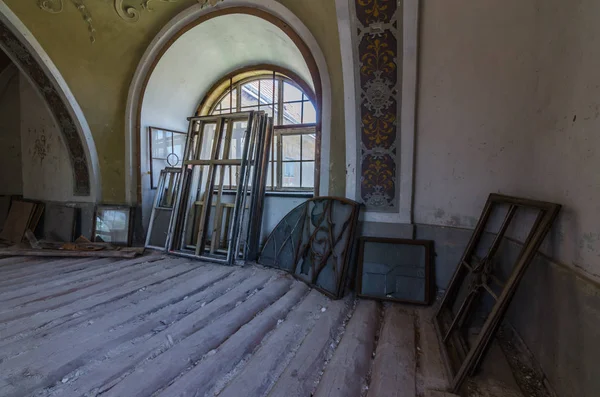 废弃的城堡里的旧窗户 — 图库照片