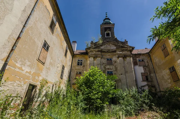 Eski Güzel Kilise Büyümüş — Stok fotoğraf