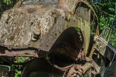 Paslı araba parçaları ormanda ve terk edilmiş yer