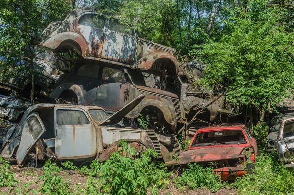 Красочные Старые Машины Сваленные Свалку — стоковое фото