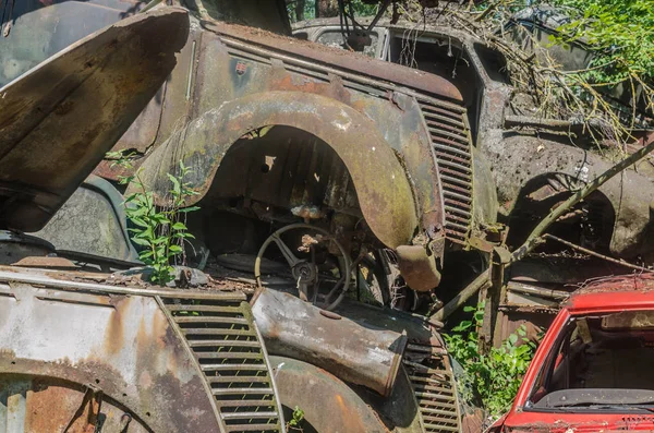 Παλιά Σωρευμένα Αυτοκίνητα Στη Μάντρα — Φωτογραφία Αρχείου