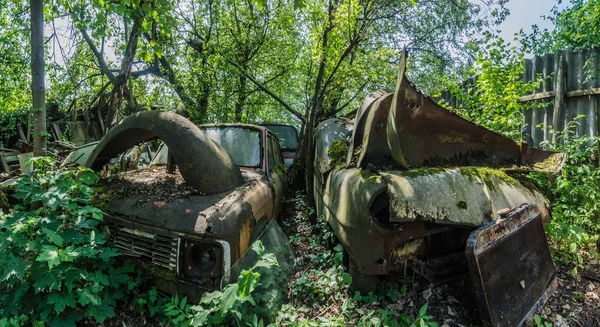 Widok Panoramę Zardzewiałe Samochody — Zdjęcie stockowe