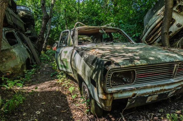 廃品に捨てられた車 — ストック写真