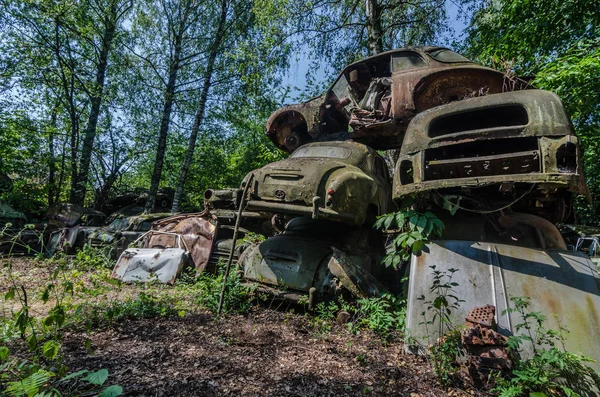 Alte Rostige Autos Auf Einem Waldparkplatz — Stockfoto