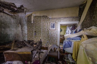 Bir evde eski duvar kağıdı ile Oda