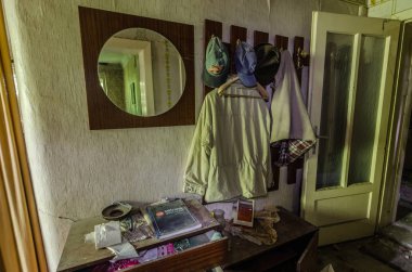 Bir evde dolap ve eski nesneler