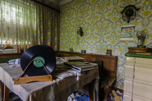 Discos Vinilo Sobre Una Mesa Una Habitación Abandonada — Foto de Stock
