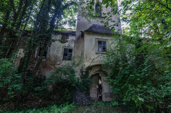 Castello Abbandonato Fuso Nella Foresta — Foto Stock