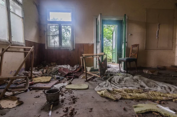 Casa Madeira Abandonada Com Coisas Diferentes — Fotografia de Stock