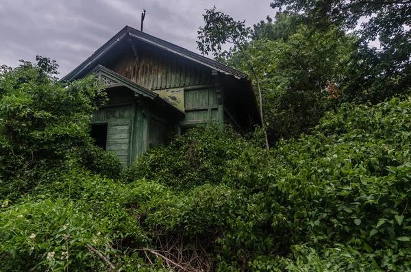 Velha Casa Verde Fundida — Fotografia de Stock