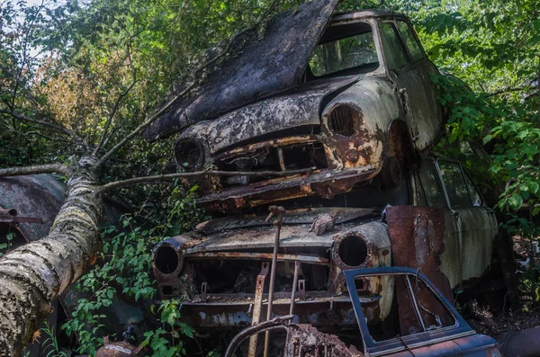 正方形でさびた古い車 — ストック写真