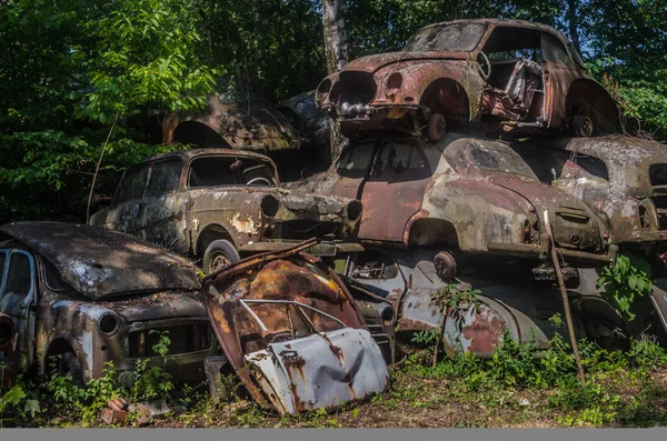 Stary Zardzewiały Samochody Opuszczone Złomowisko — Zdjęcie stockowe