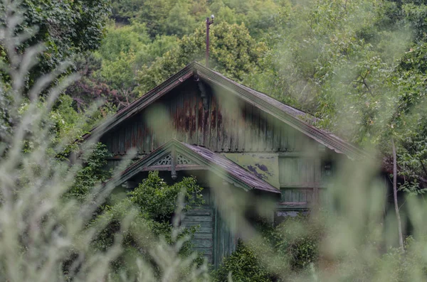 Заброшенный Старый Деревянный Дом — стоковое фото