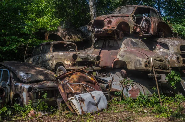 Stary Zardzewiały Samochody Opuszczone Złomowisko — Zdjęcie stockowe