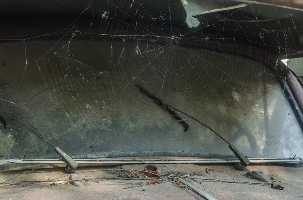 Auto Mit Spinnweben Auf Autofriedhof — Stockfoto