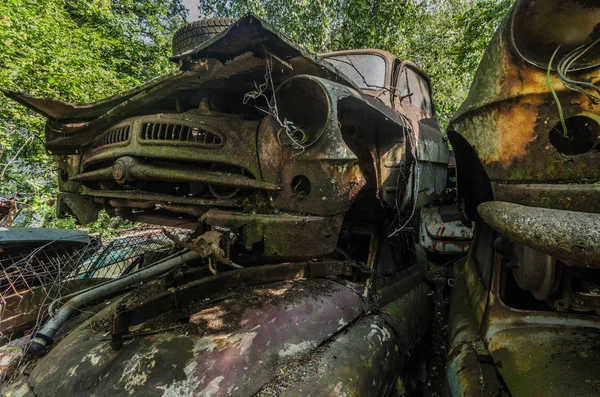 草に覆われた記憶域に対する古いさびた車 — ストック写真