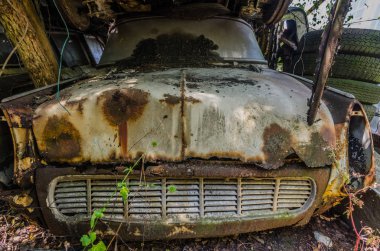 bir araba mezarlığı çok eski paslı araç