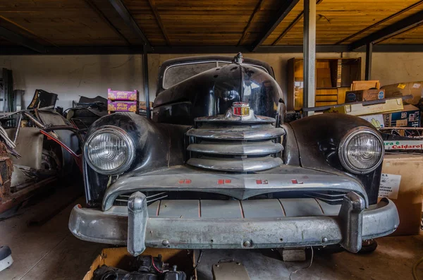 Old Black Car Front View Hall — Stock Photo, Image