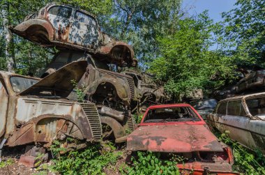 çöplük yığılmış renkli arabalar