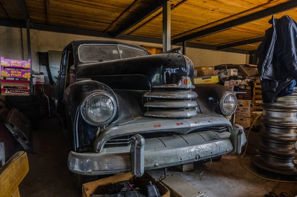 Oude Zwarte Auto Zijaanzicht Een Zaal — Stockfoto