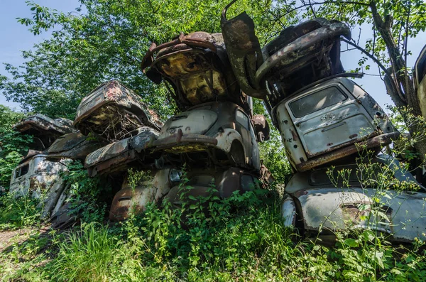 廃品に高く積み上げ車 — ストック写真