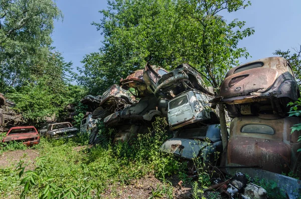 捨てられた倉庫で高スタック車 — ストック写真