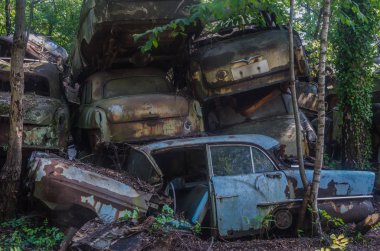 birçok Klasik Otomobil araba mezarlığı üzerinde yığılmış