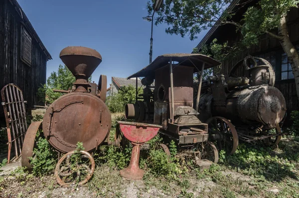 Velho Enferrujado Motores Vapor Lado Lado Terreno — Fotografia de Stock