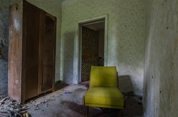 Fotel Egy Elhagyott Házban Doboz — Stock Fotó