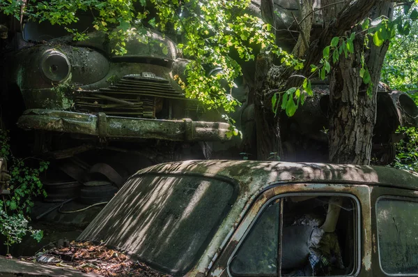放棄された車墓地に互いの上に古典的な車 — ストック写真